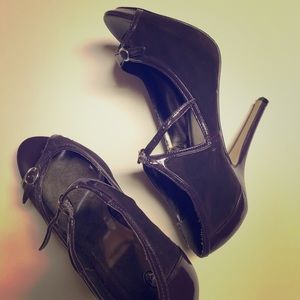 Peep toe, purple, heels!